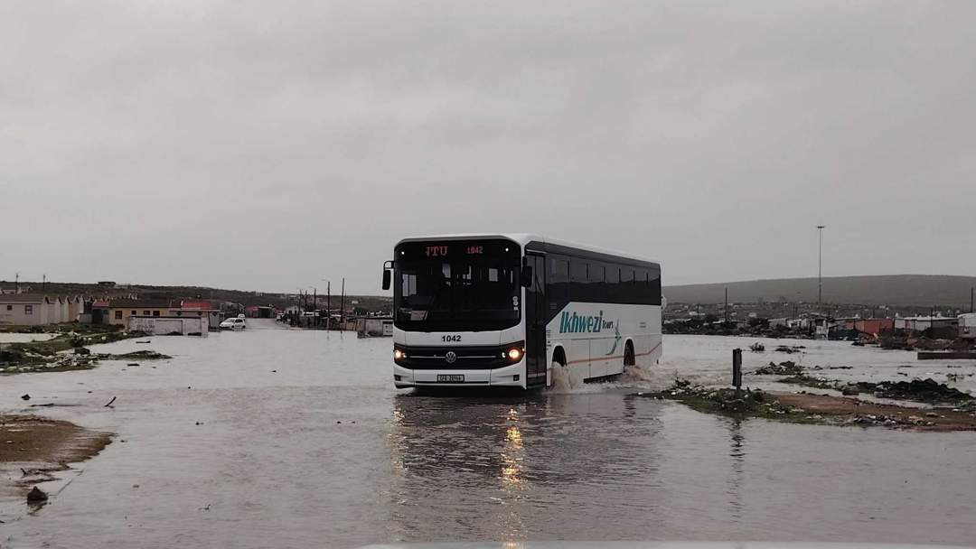 Friday Weather: Snow and Damaging Winds in Eastern Cape as Rain Persists in Western Cape