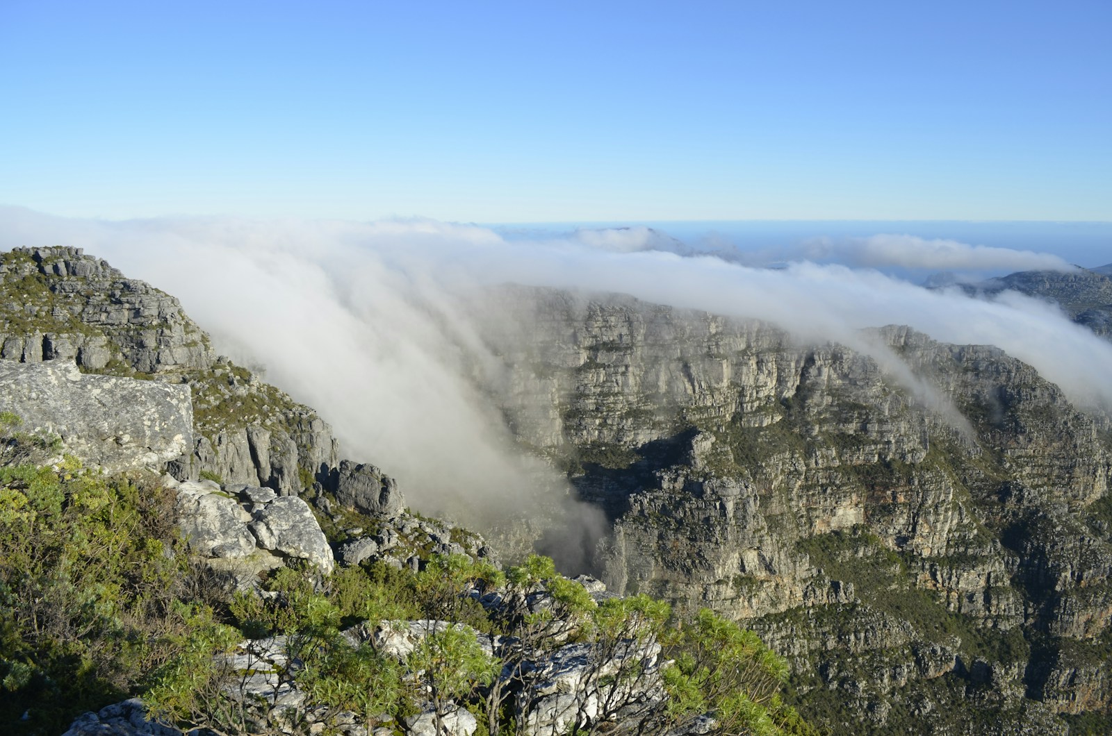 Wednesday Weather South Africa: Amazing Fog & Thunderstorm Alerts Wednesday Weather South Africa foggy morning with thunderstorms